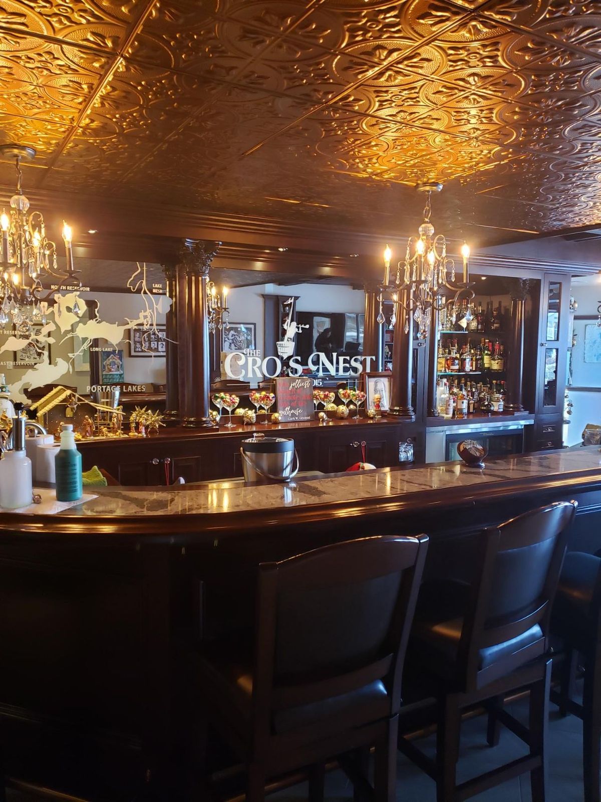 The back bar and the Cro’s Nest mirror